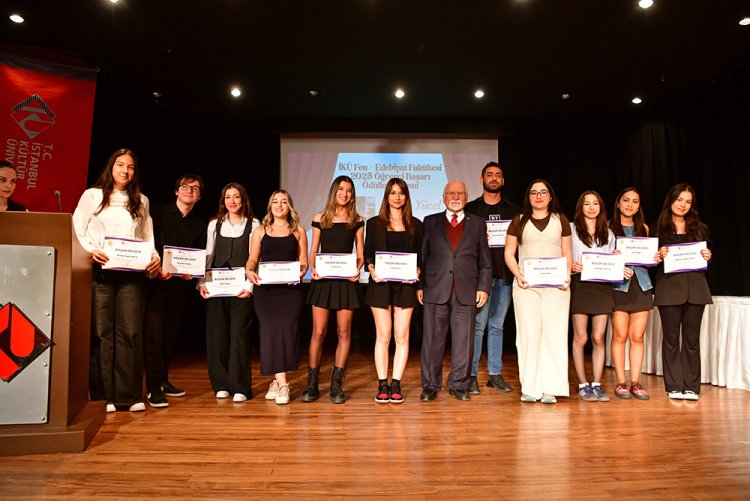 “İKÜ Fen-Edebiyat Fakültesi Öğrenci Başarı Ödülleri Töreni”