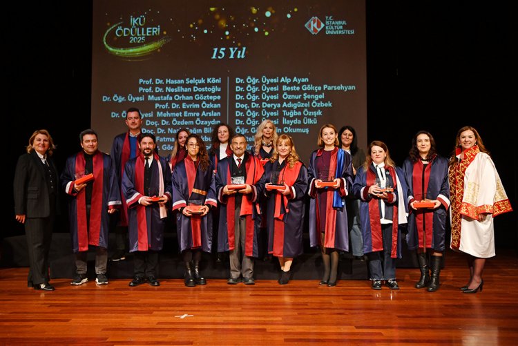 Dr. Öğr. Üyesi Alp AYAN'a 15 Yıl Hizmet Ödülü